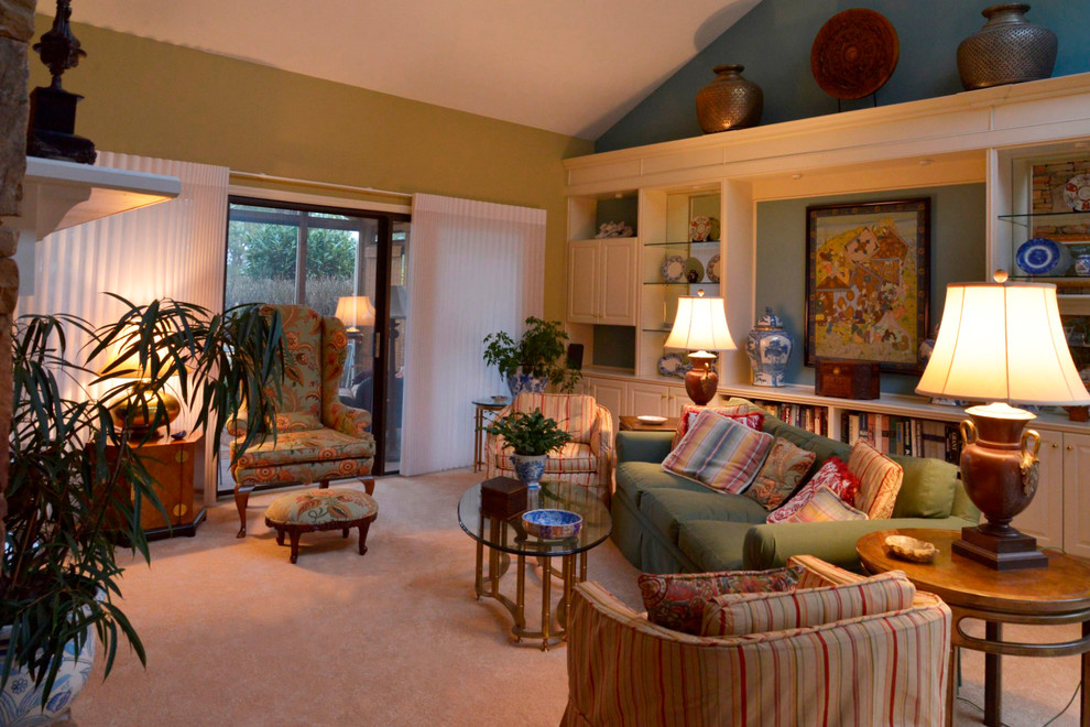 Bild på ett stort vintage separat vardagsrum, med en hemmabar, flerfärgade väggar, heltäckningsmatta, en standard öppen spis, en spiselkrans i sten och en fristående TV