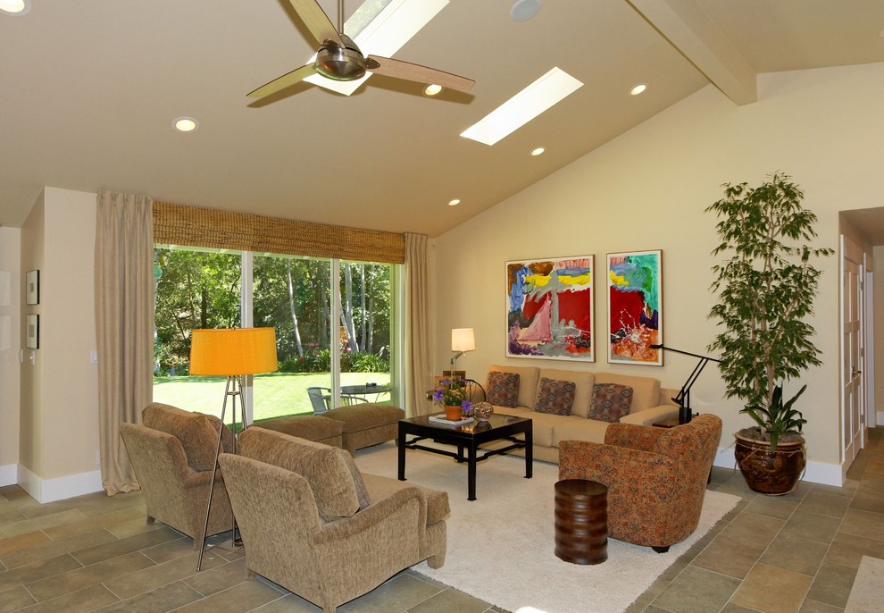 Immagine di un soggiorno chic di medie dimensioni e aperto con sala formale, pareti beige e pavimento in ardesia