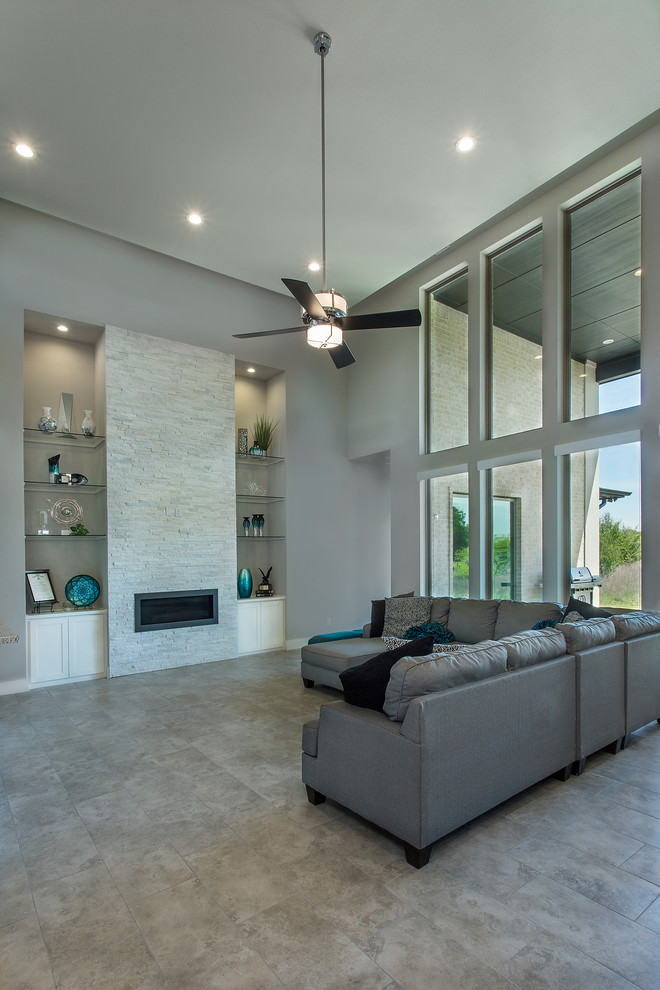 Стильный дизайн: парадная, открытая гостиная комната среднего размера в стиле неоклассика (современная классика) с серыми стенами, полом из керамической плитки, стандартным камином, фасадом камина из плитки и серым полом - последний тренд