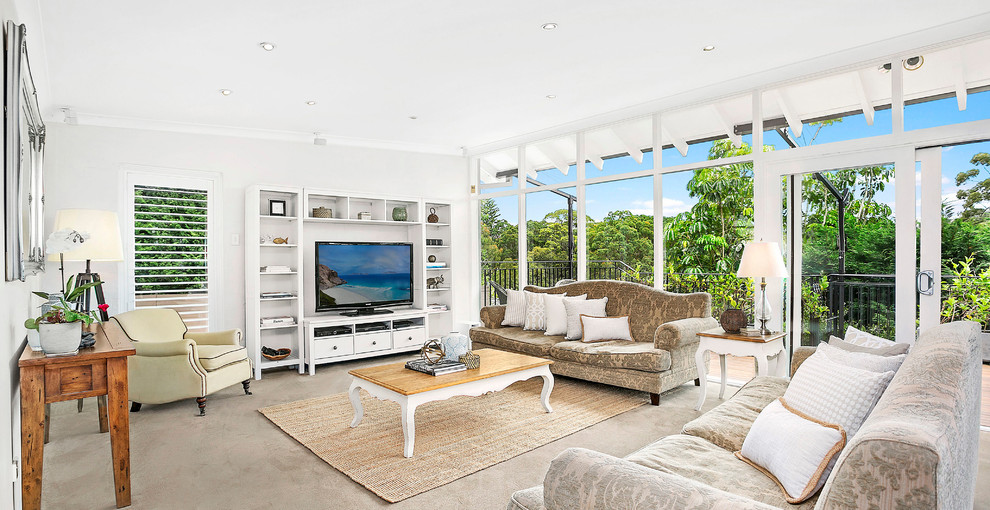 Foto di un soggiorno classico di medie dimensioni e aperto con pareti bianche, moquette e parete attrezzata