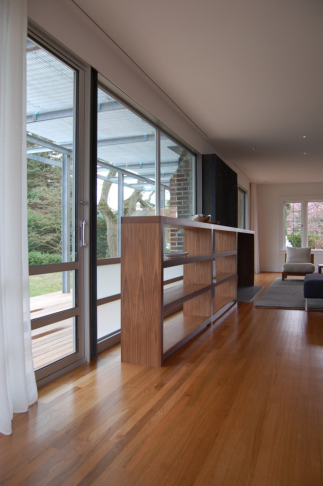 Cette image montre un salon design avec un sol en bois brun.