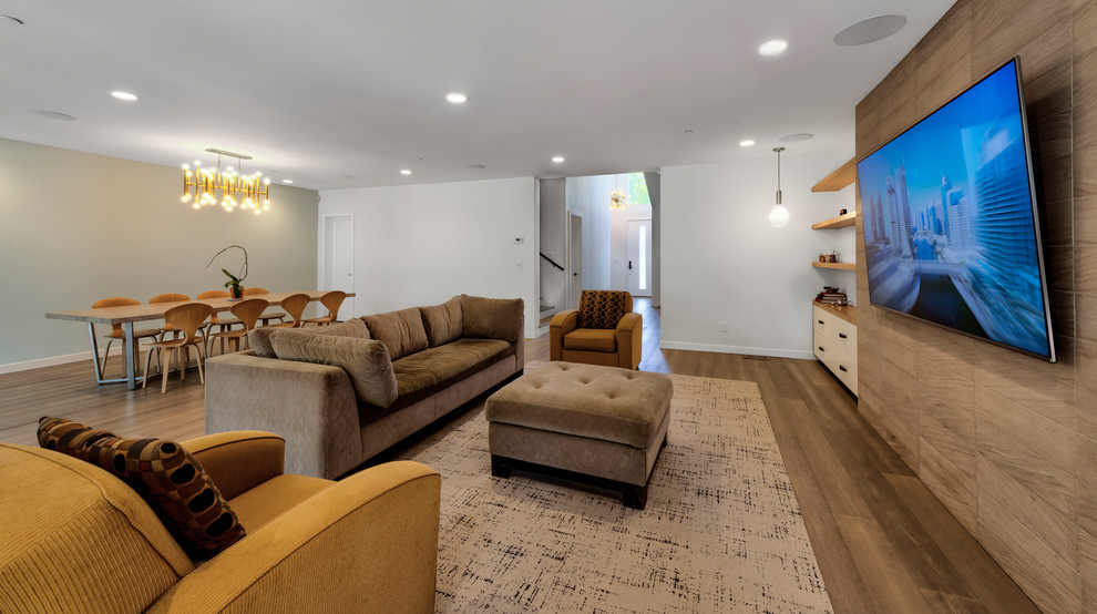 Idee per un soggiorno minimal aperto e di medie dimensioni con pareti bianche, parquet chiaro, TV a parete e pavimento beige