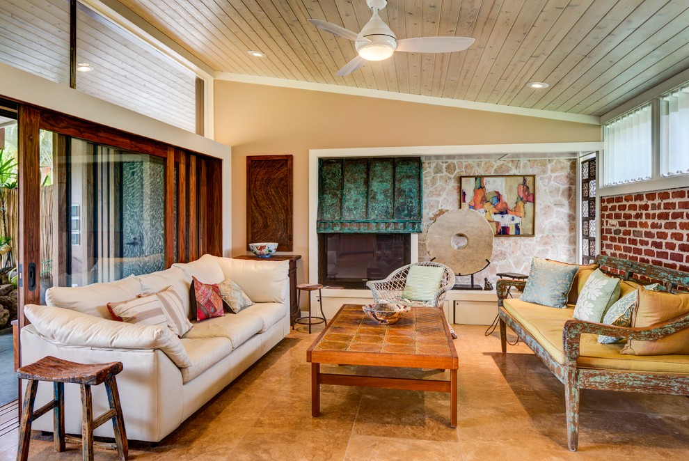 Immagine di un soggiorno tropicale aperto con sala formale e pareti beige