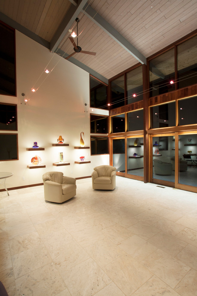 Großes, Offenes, Fernseherloses Modernes Wohnzimmer ohne Kamin mit beiger Wandfarbe, Porzellan-Bodenfliesen und beigem Boden in New York