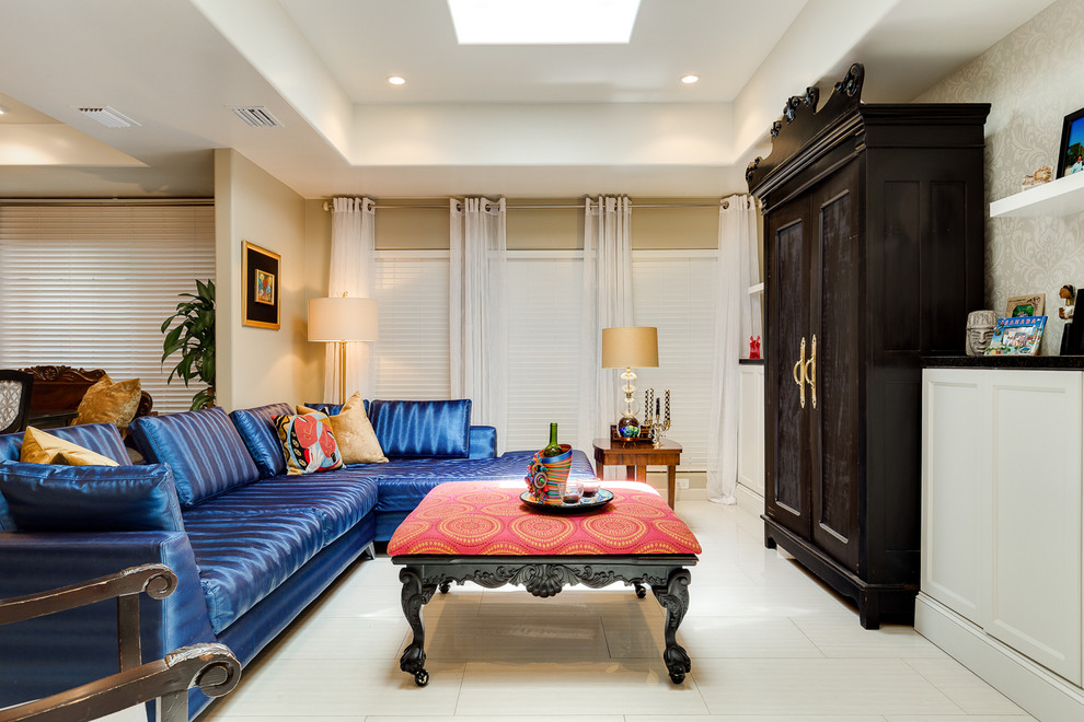 Immagine di un soggiorno boho chic di medie dimensioni con pavimento in gres porcellanato e pareti beige