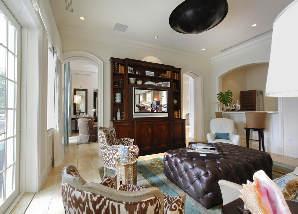 Immagine di un soggiorno minimal con angolo bar e pareti beige