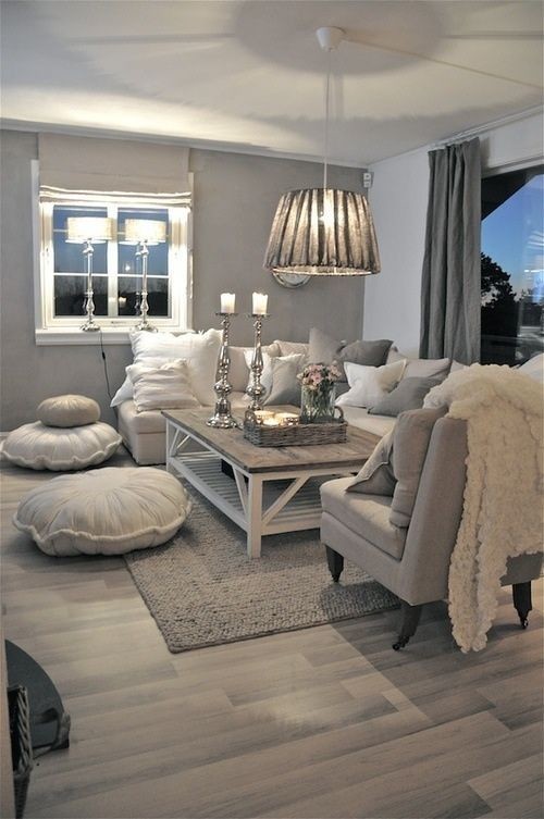 Immagine di un grande soggiorno design aperto con sala formale, pareti grigie, parquet chiaro, camino classico e TV a parete