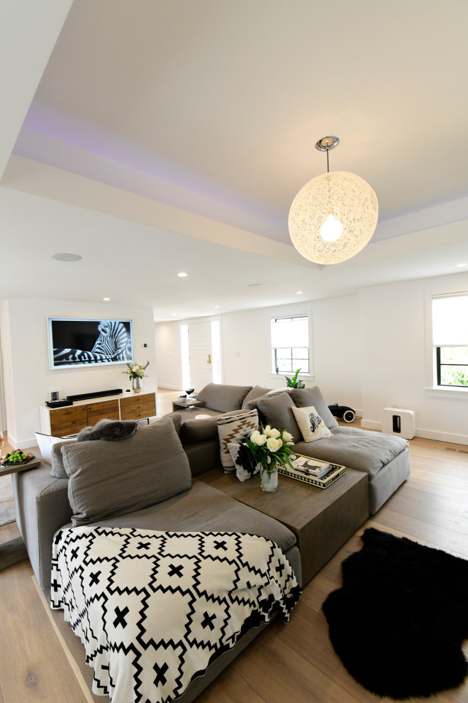 Cette image montre un grand salon minimaliste ouvert avec un mur blanc, parquet clair, une cheminée standard, un manteau de cheminée en pierre et un plafond à caissons.