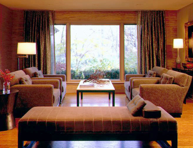 Foto di un soggiorno design di medie dimensioni e aperto con pareti beige e parquet chiaro