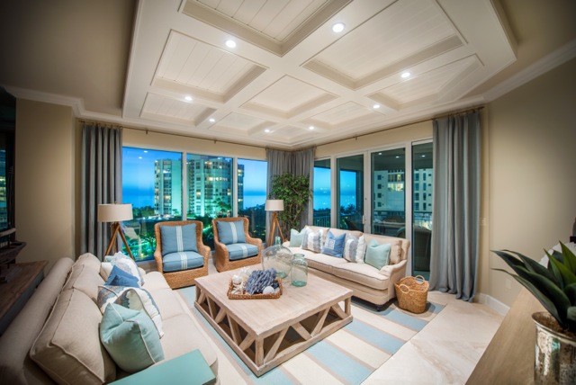 Mittelgroßes, Offenes Maritimes Wohnzimmer ohne Kamin mit beiger Wandfarbe und Kalkstein in Miami