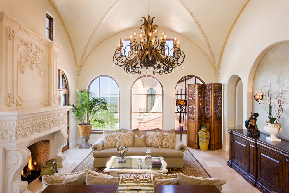 Идея дизайна: гостиная комната в средиземноморском стиле с бежевыми стенами и стандартным камином