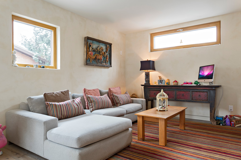 Mittelgroßes, Repräsentatives, Fernseherloses, Abgetrenntes Mediterranes Wohnzimmer mit weißer Wandfarbe und hellem Holzboden in Salt Lake City