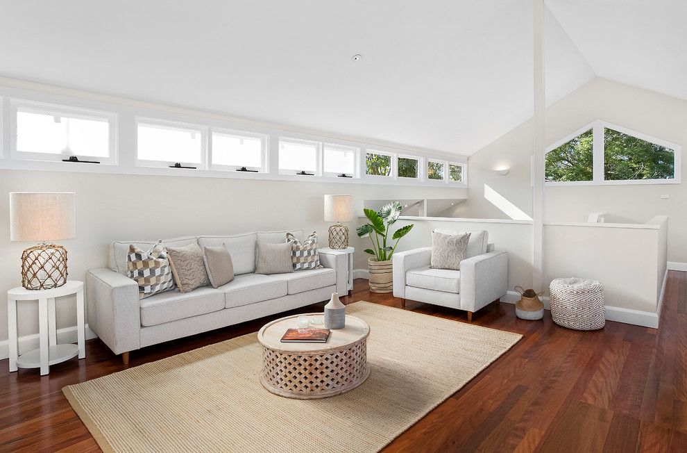 Immagine di un soggiorno classico di medie dimensioni e stile loft con pareti beige, pavimento in legno massello medio e TV autoportante