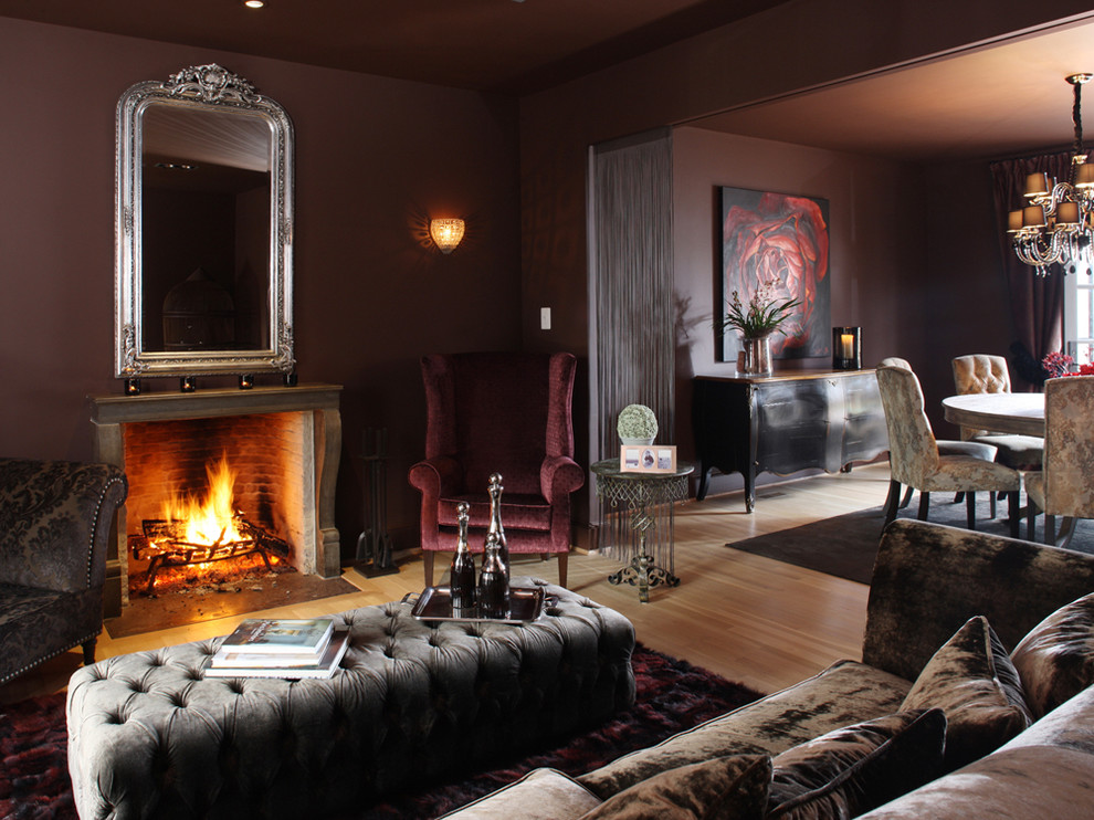 Esempio di un soggiorno contemporaneo con pareti viola