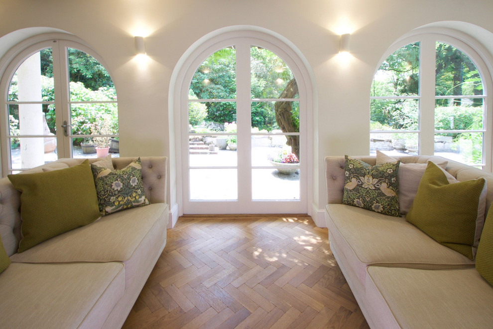 Exemple d'un grand salon nature fermé avec une salle de réception, un mur blanc, un sol en bois brun et un sol beige.