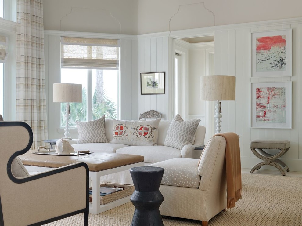 Foto di un soggiorno stile marinaro con pareti bianche