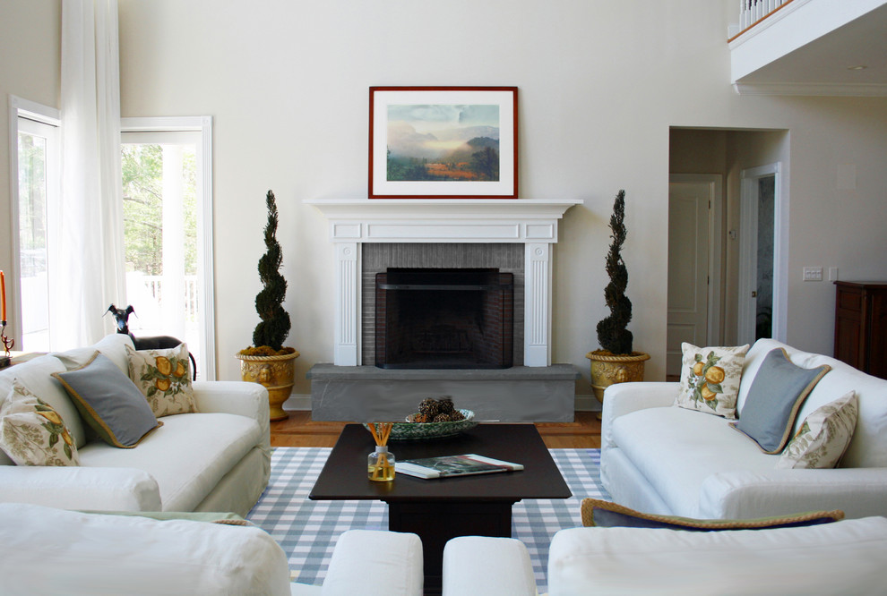Cette image montre un petit salon design ouvert avec un mur blanc, un sol en bois brun, une cheminée standard, un manteau de cheminée en bois et un sol marron.