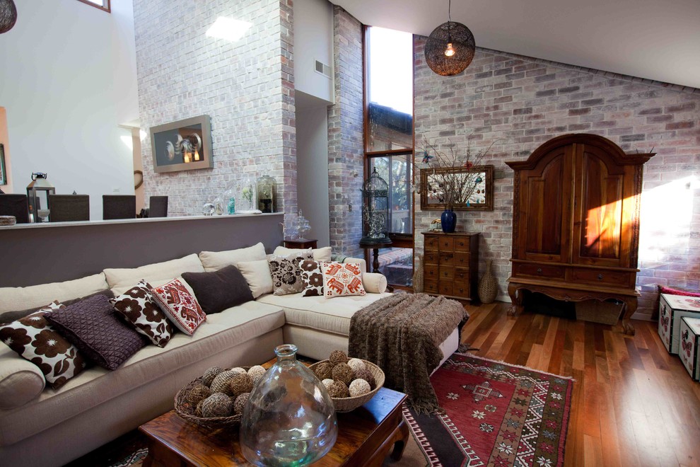 Foto di un grande soggiorno contemporaneo aperto con pareti bianche, pavimento in legno massello medio e nessun camino