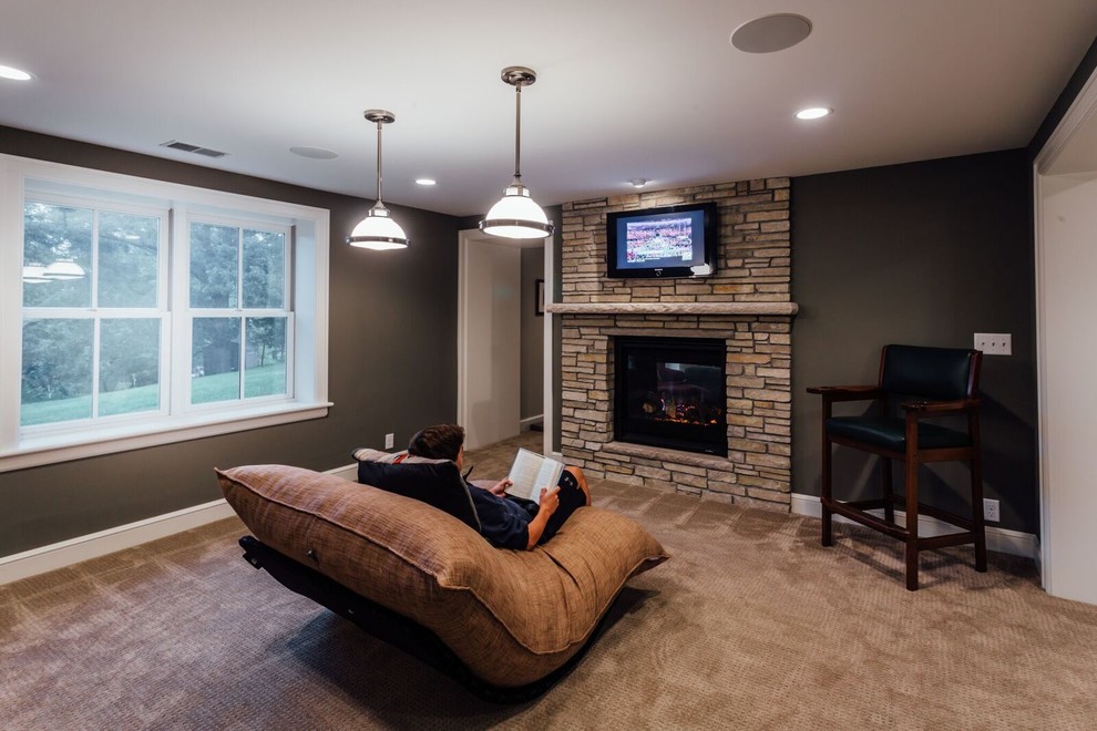 Источник вдохновения для домашнего уюта: большая изолированная гостиная комната в стиле неоклассика (современная классика) с серыми стенами, ковровым покрытием, стандартным камином, фасадом камина из камня и телевизором на стене