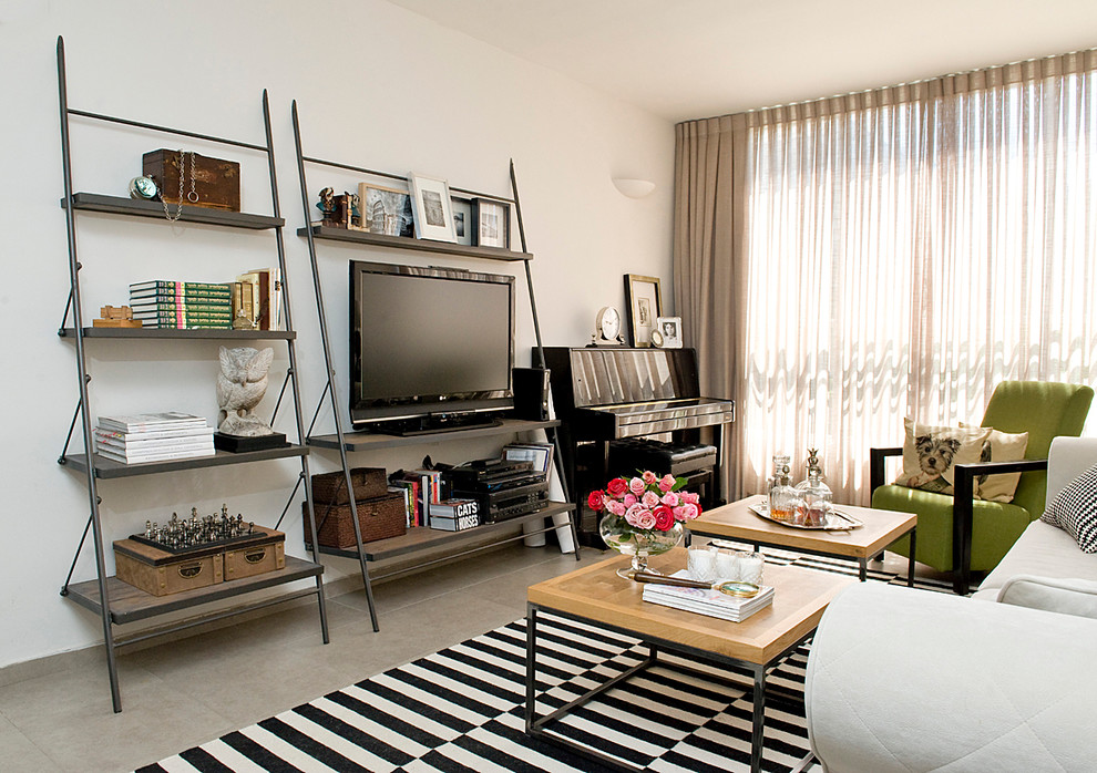 Пример оригинального дизайна: гостиная комната в стиле неоклассика (современная классика) с музыкальной комнатой и отдельно стоящим телевизором