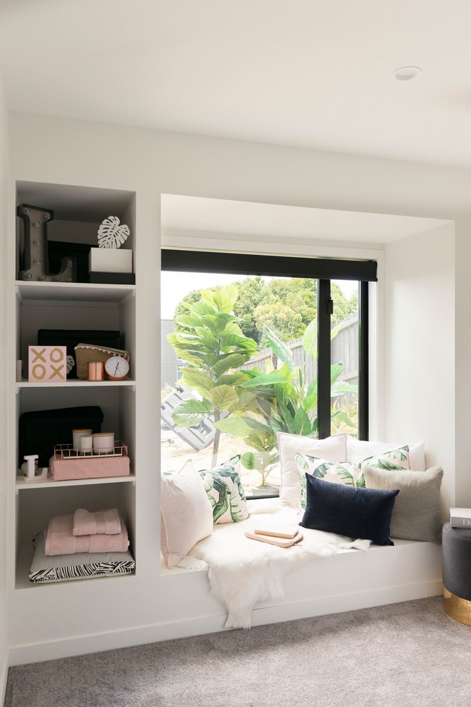 Esempio di un soggiorno design con pareti bianche, moquette e pavimento beige