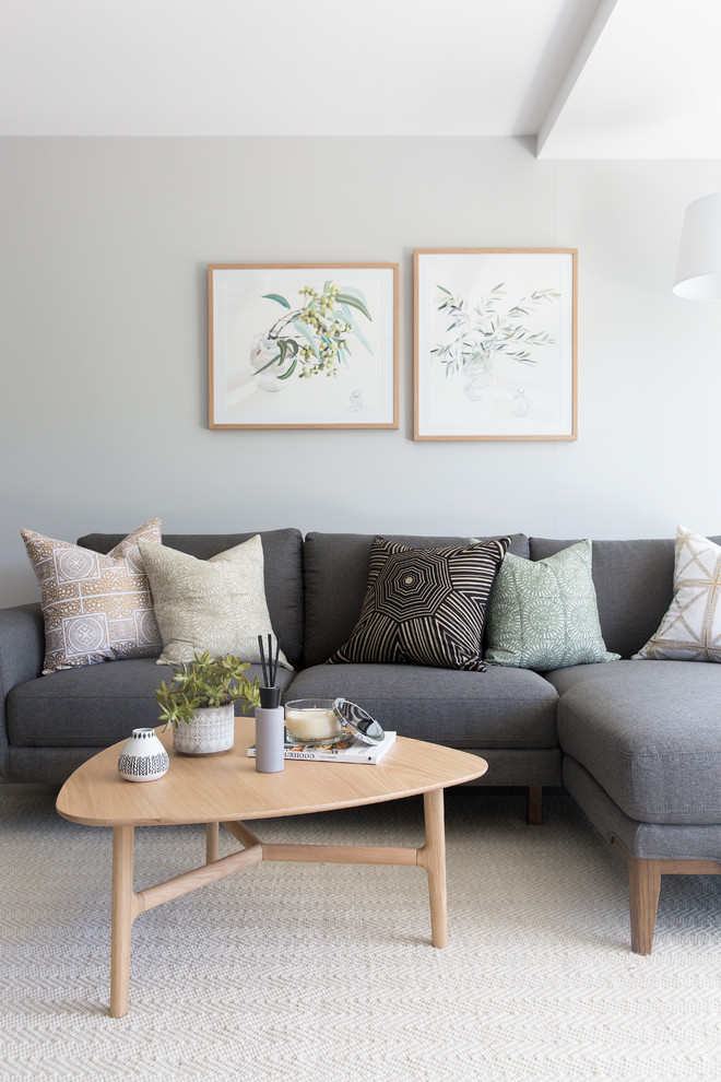 Esempio di un piccolo soggiorno minimal aperto con pareti grigie, pavimento in gres porcellanato, TV autoportante e pavimento grigio