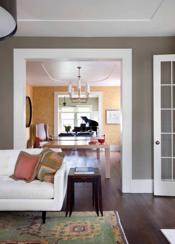 На фото: изолированная гостиная комната в современном стиле с серыми стенами и темным паркетным полом с