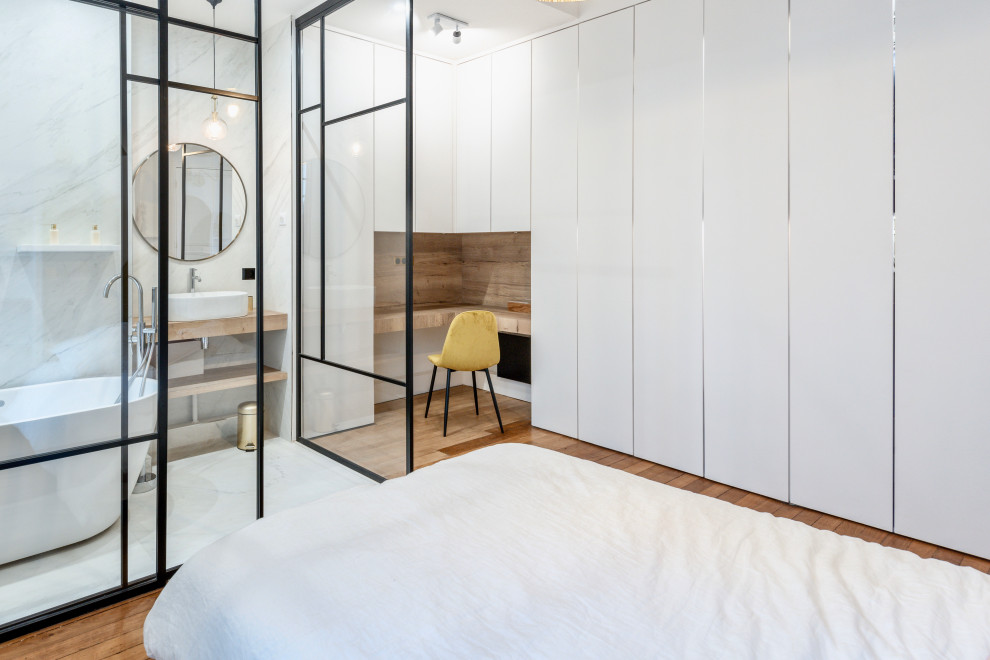 Design ideas for a medium sized contemporary living room in Paris with light hardwood flooring.