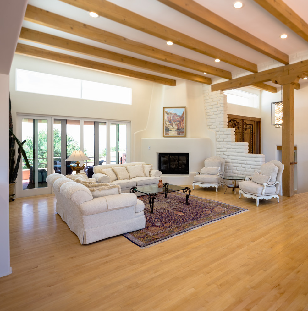 Großes, Offenes Mediterranes Wohnzimmer mit weißer Wandfarbe und hellem Holzboden in Albuquerque