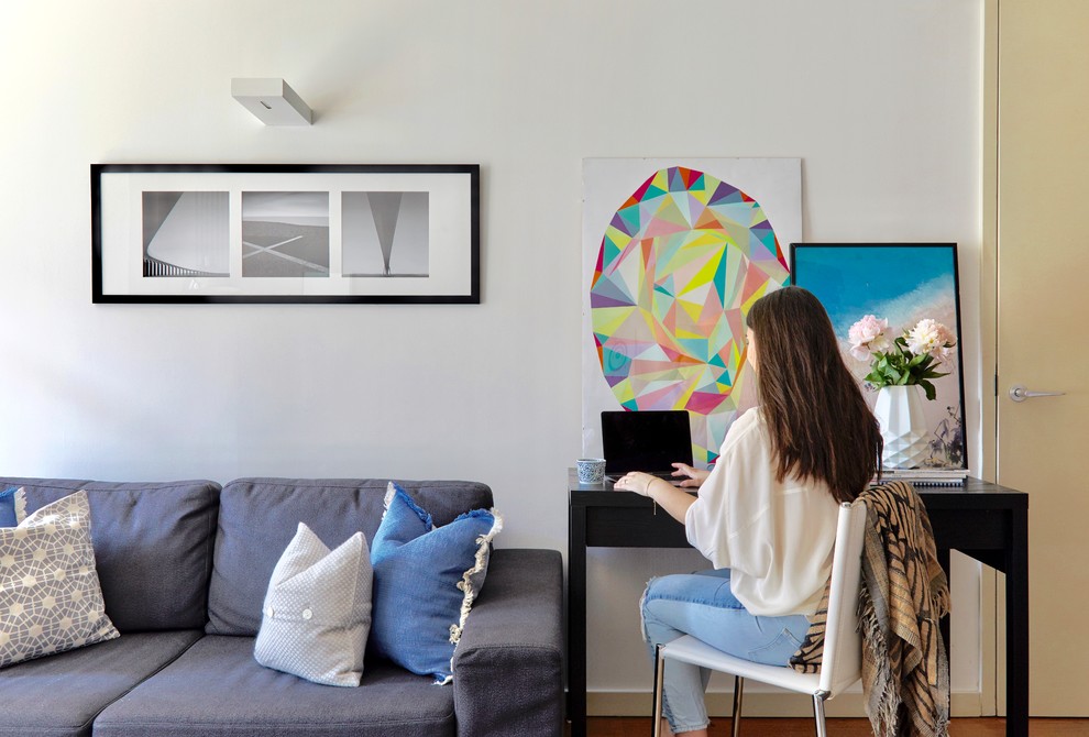 Idee per un piccolo soggiorno design aperto con pareti bianche