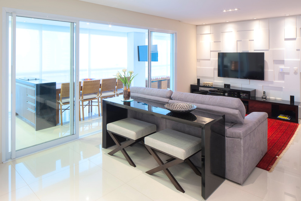 Пример оригинального дизайна: парадная, изолированная гостиная комната среднего размера в современном стиле с белыми стенами и телевизором на стене