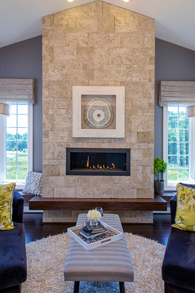 ワシントンD.C.にある広いトランジショナルスタイルのおしゃれなLDK (グレーの壁、横長型暖炉、タイルの暖炉まわり、濃色無垢フローリング) の写真