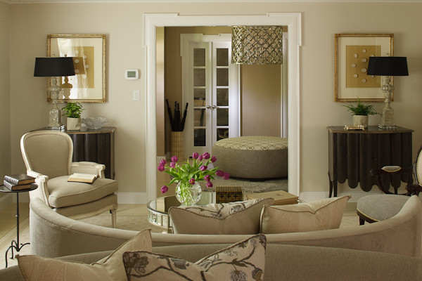 Idee per un soggiorno tradizionale con pareti beige e camino classico