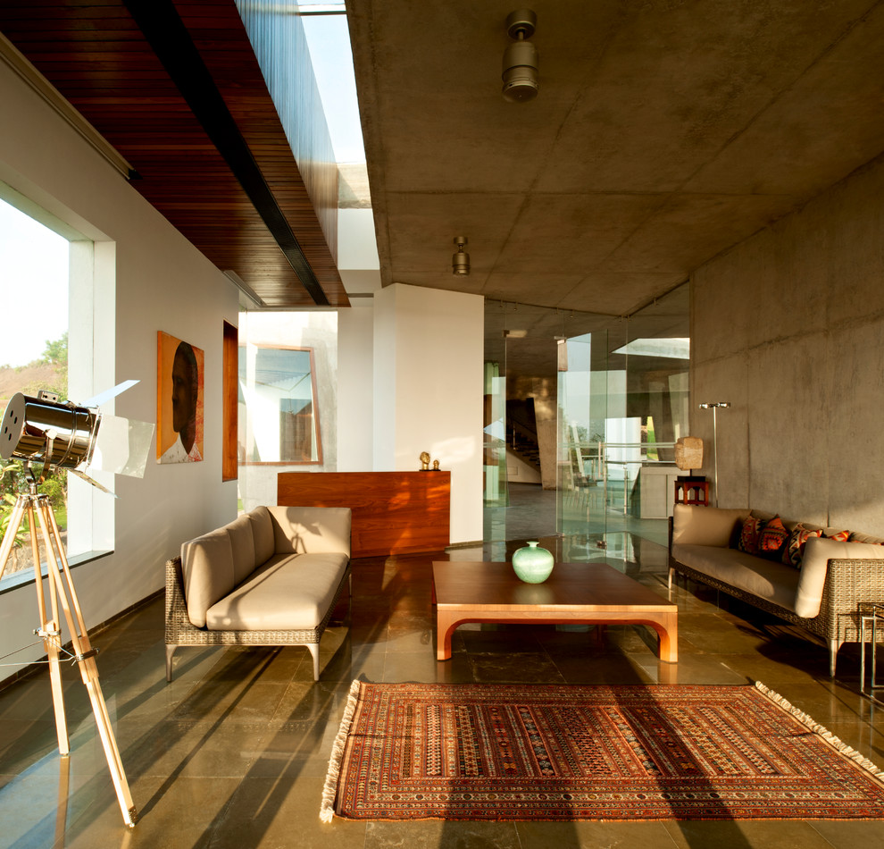Идея дизайна: изолированная гостиная комната в современном стиле с разноцветными стенами