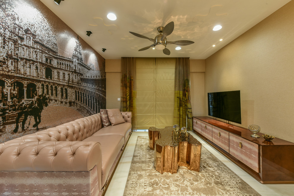 Immagine di un soggiorno contemporaneo con pareti marroni, TV a parete e pavimento beige
