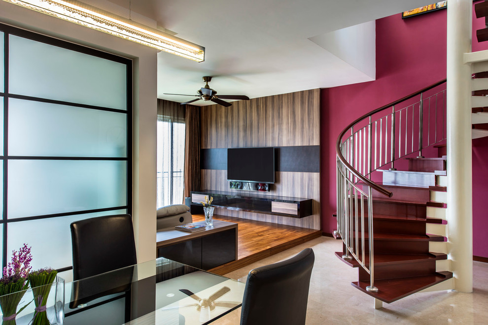 Стильный дизайн: гостиная комната среднего размера в современном стиле с телевизором на стене - последний тренд