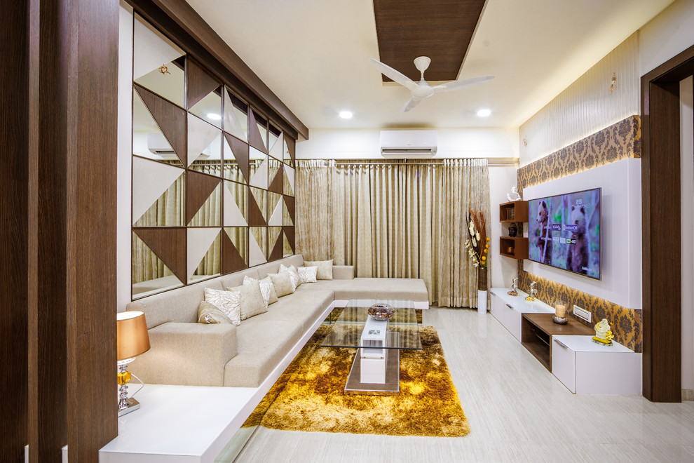 Modernes Wohnzimmer mit weißer Wandfarbe, TV-Wand und weißem Boden in Mumbai