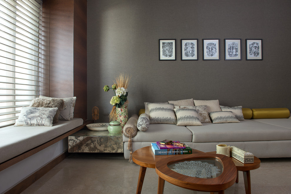 Imagen de salón de estilo zen con paredes grises y suelo gris