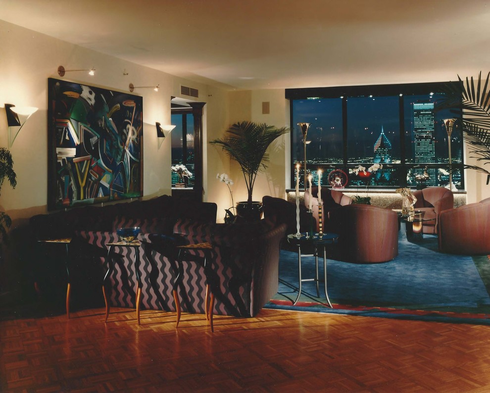 Mittelgroßes, Offenes Eklektisches Wohnzimmer ohne Kamin mit beiger Wandfarbe und braunem Holzboden in Chicago