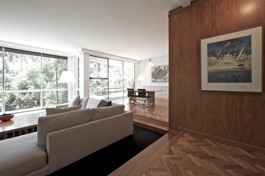 Ispirazione per un grande soggiorno minimal aperto con pareti bianche e pavimento in legno massello medio