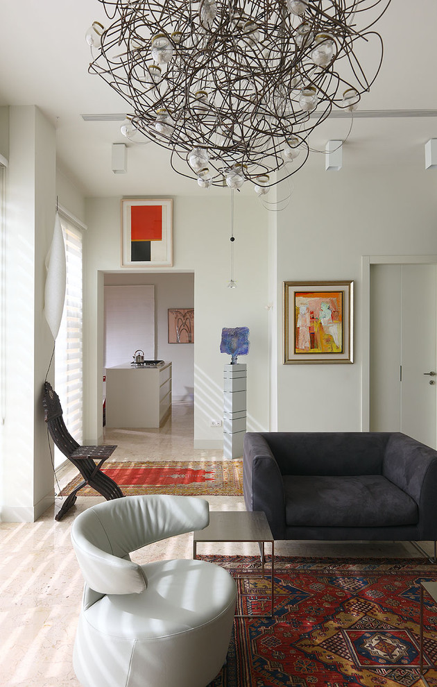Свежая идея для дизайна: изолированная гостиная комната среднего размера в стиле модернизм с белыми стенами, полом из известняка и мультимедийным центром без камина - отличное фото интерьера