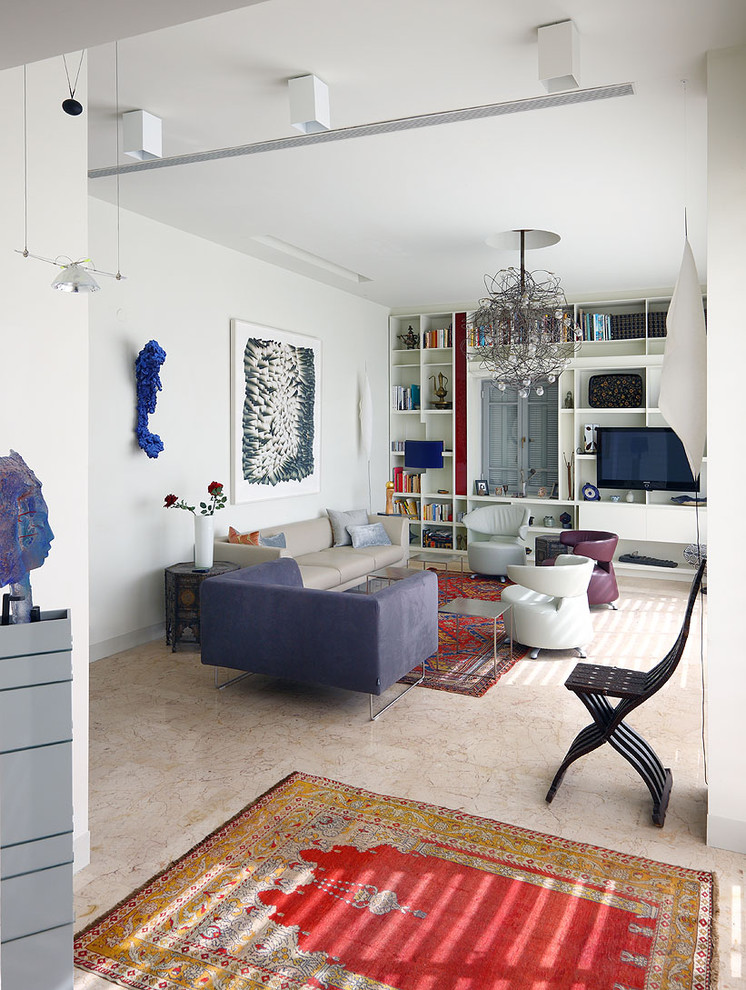 На фото: изолированная гостиная комната в стиле модернизм с белыми стенами, полом из известняка и мультимедийным центром без камина с