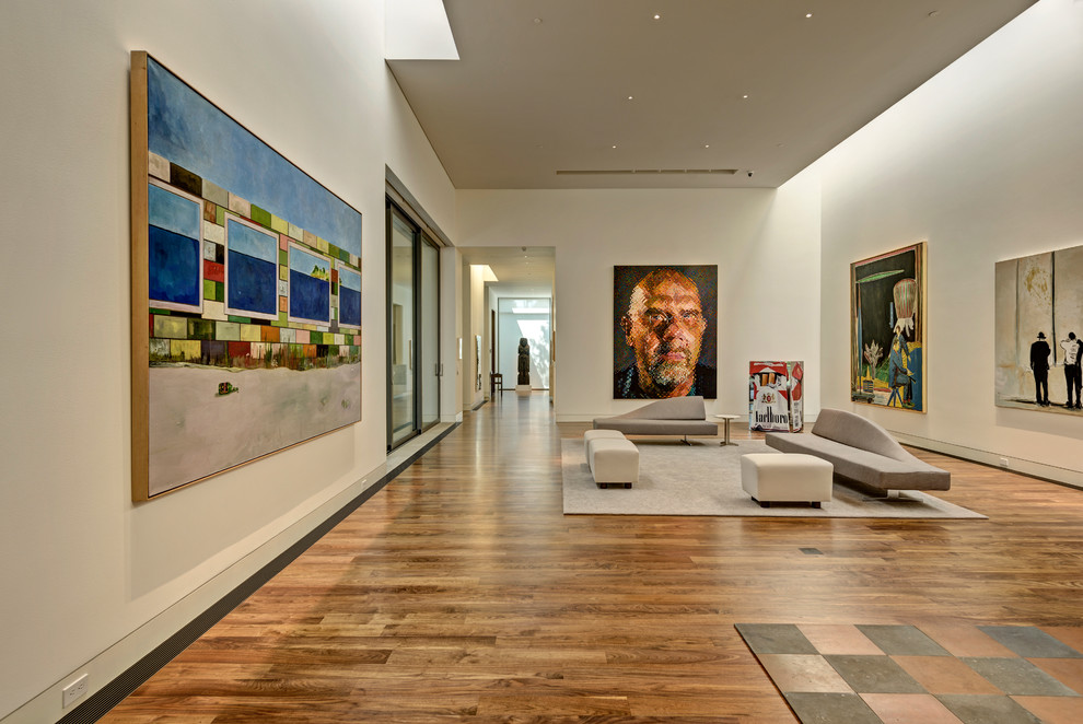 Esempio di un ampio soggiorno moderno aperto con sala formale, pareti beige, pavimento in legno massello medio, nessun camino, nessuna TV e pavimento marrone
