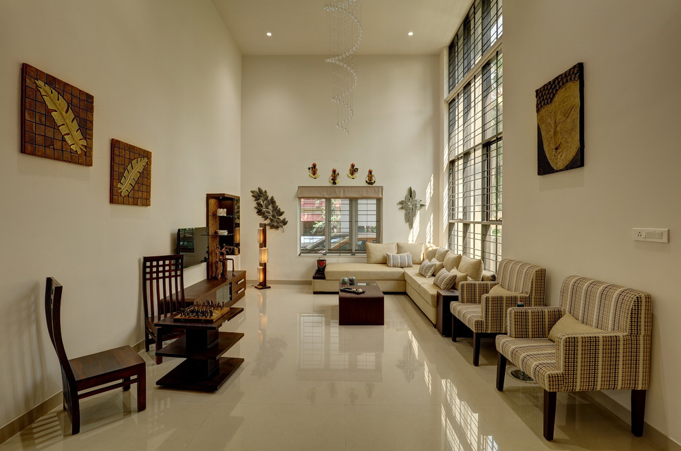 Immagine di un soggiorno minimal di medie dimensioni e chiuso con pareti beige, TV a parete e pavimento beige