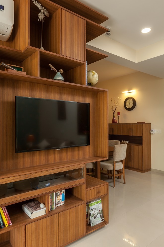 This is an example of a contemporary living room in Ahmedabad.