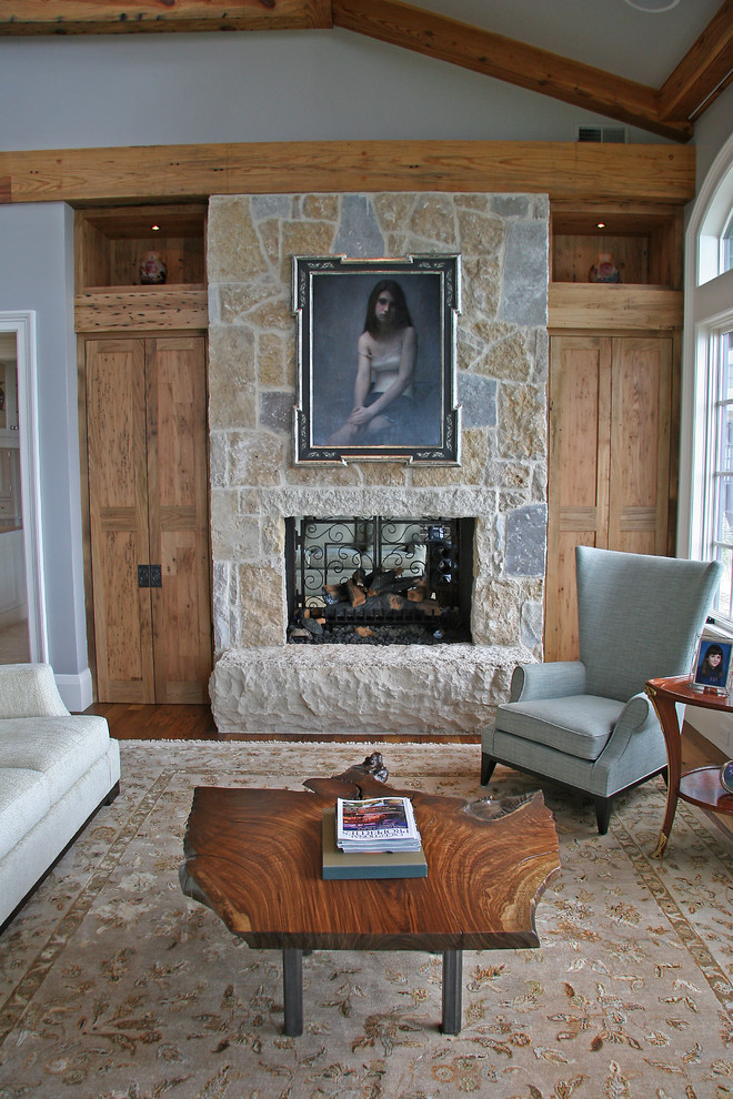 Свежая идея для дизайна: гостиная комната в стиле фьюжн с двусторонним камином - отличное фото интерьера