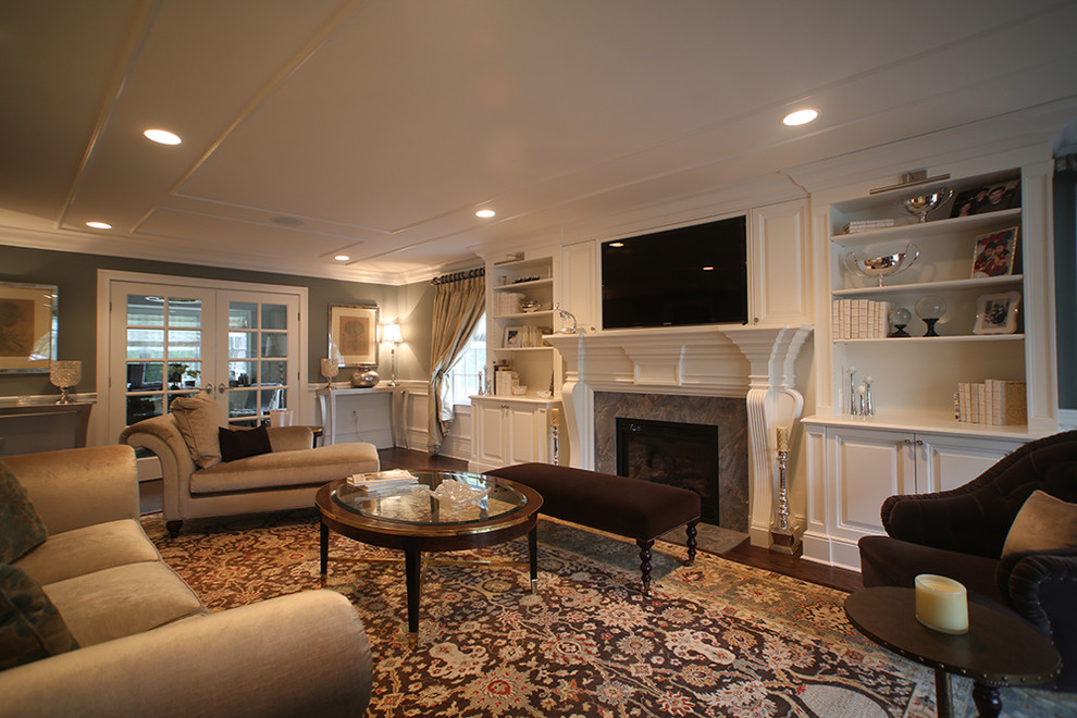 Immagine di un grande soggiorno classico chiuso con pareti bianche, parquet scuro, camino classico e TV a parete