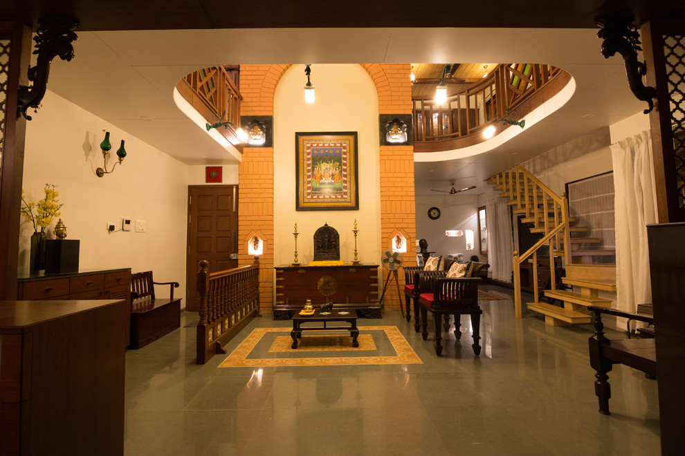 Kleines, Offenes Asiatisches Wohnzimmer mit beiger Wandfarbe in Pune
