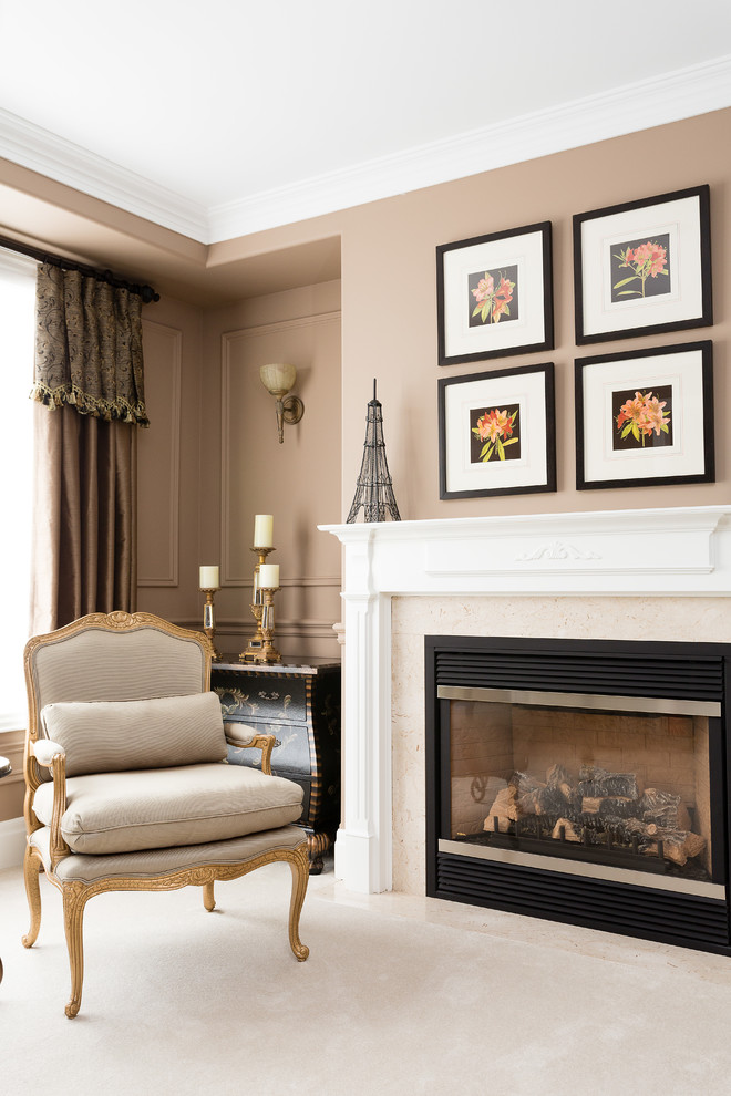 トロントにある高級な中くらいなトラディショナルスタイルのおしゃれなリビング (ベージュの壁、カーペット敷き、標準型暖炉、コンクリートの暖炉まわり) の写真