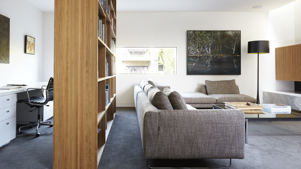 Идея дизайна: открытая гостиная комната среднего размера в стиле ретро с с книжными шкафами и полками, белыми стенами, ковровым покрытием и скрытым телевизором
